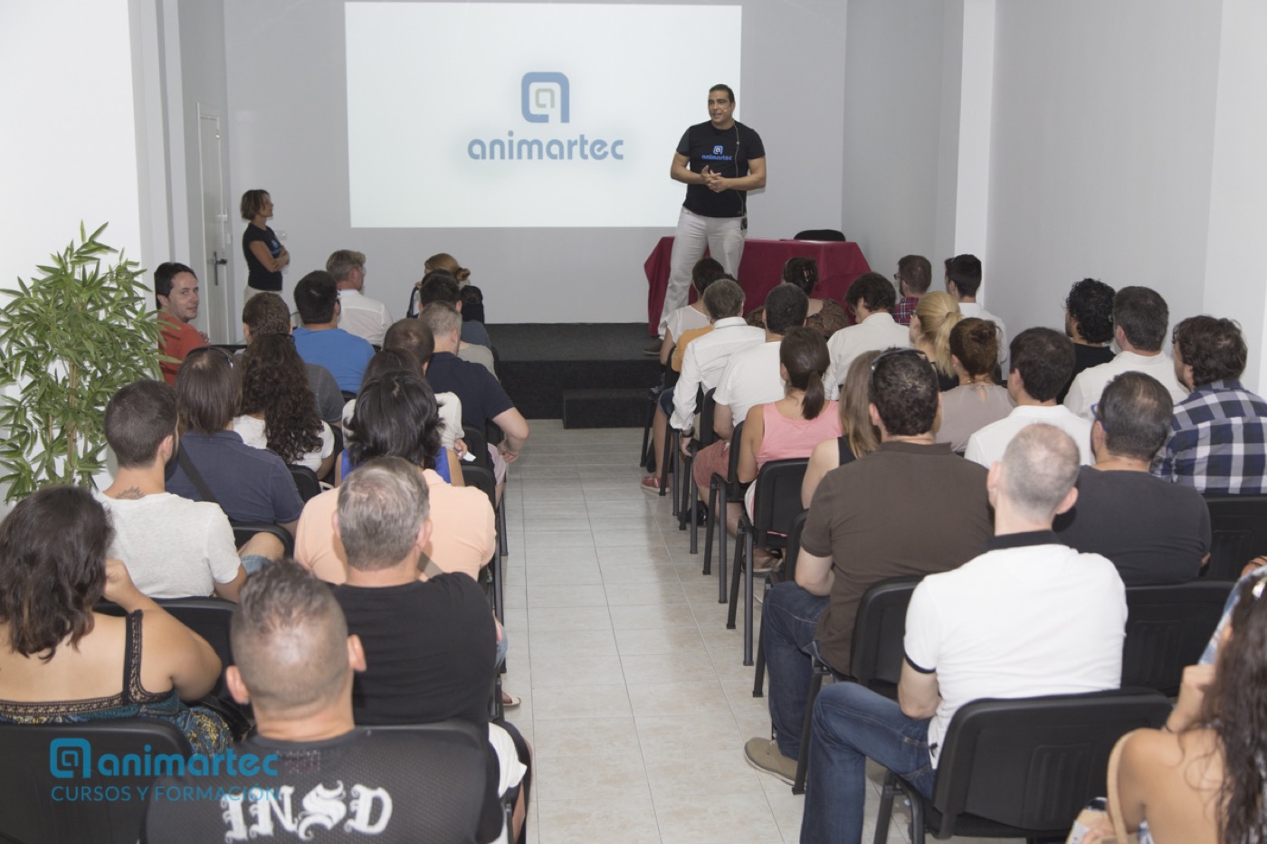 Gustavo Barón presentando ante una sala llena de asistentes