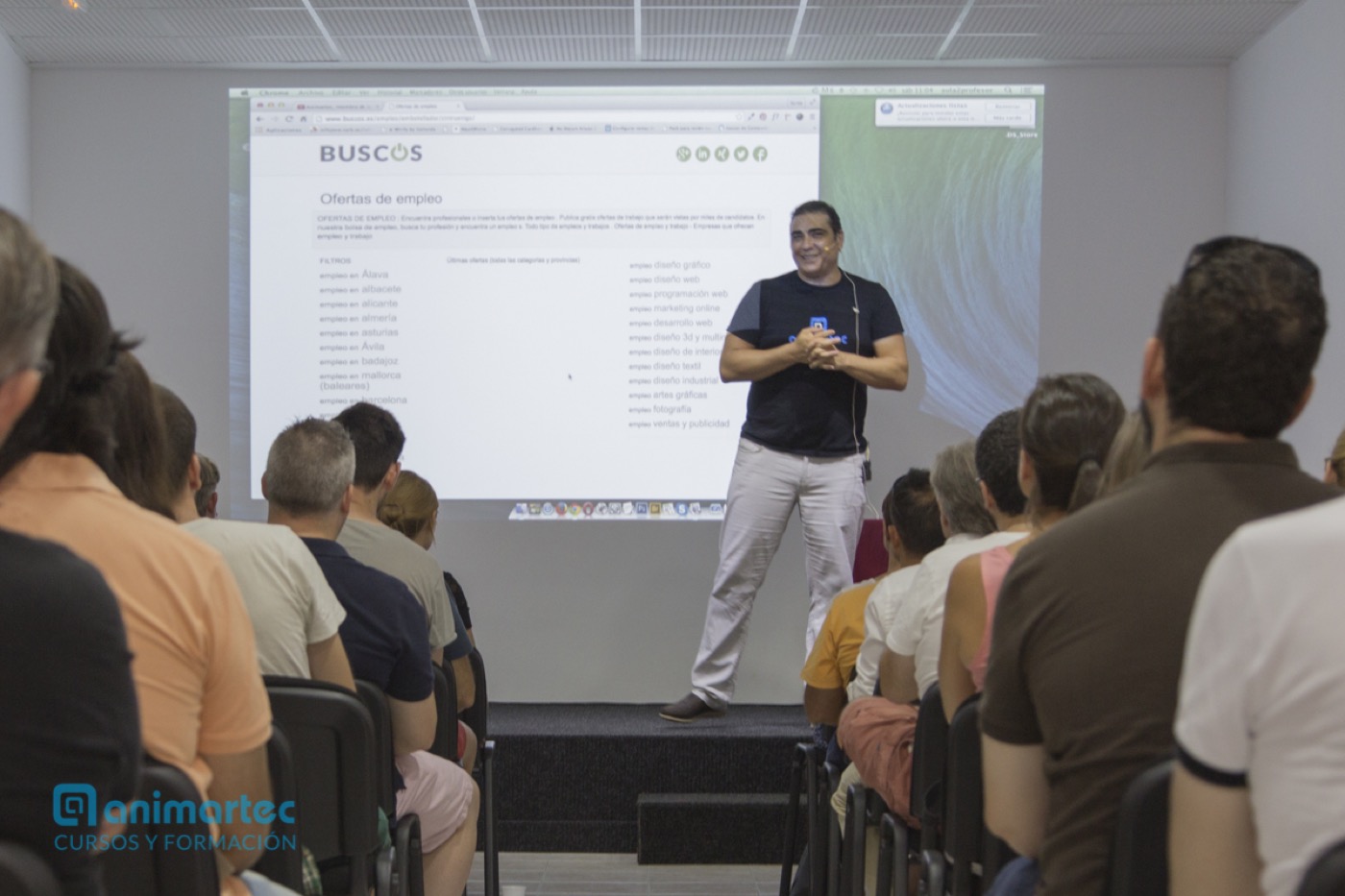 Gustavo Barón presentando BUSCOS ante asistentes