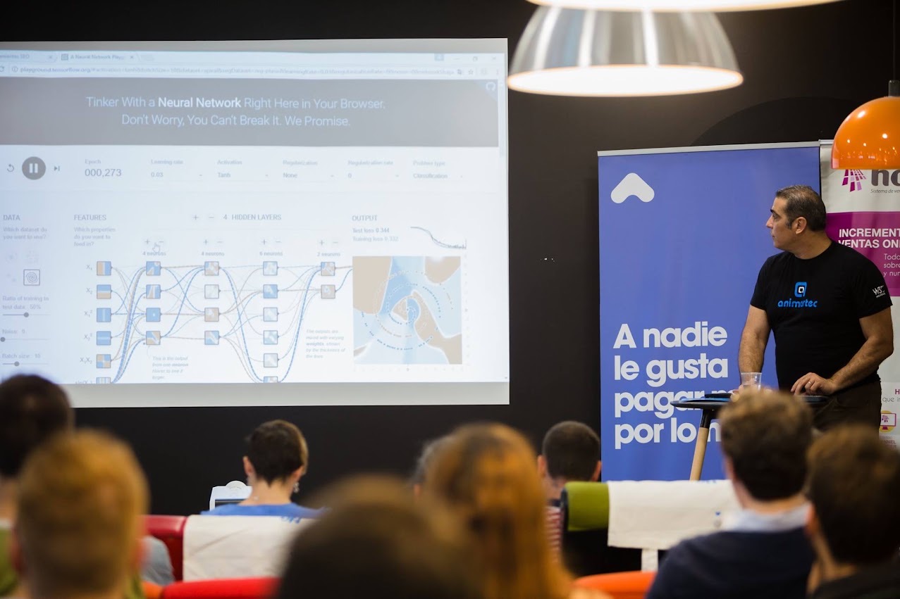 Gustavo Barón explicando una red neuronal durante una sesión formativa