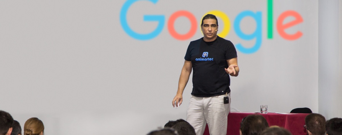 Gustavo Barón dando una charla ante el logotipo de Google en Madrid