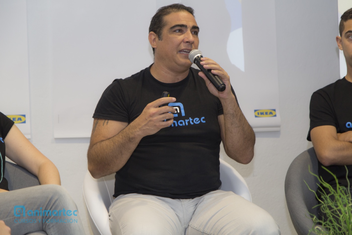 Gustavo Barón hablando con micrófono durante una conferencia de IKEA Business