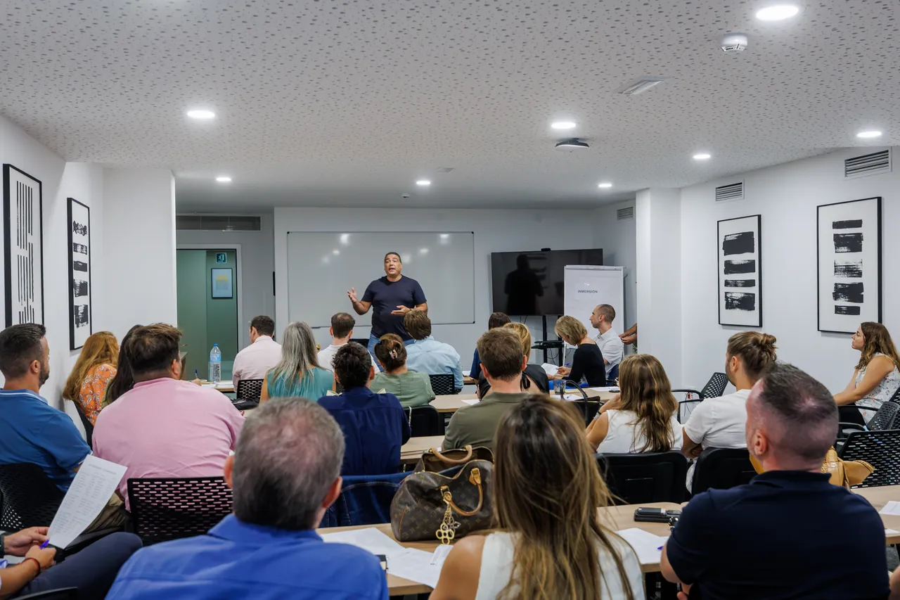 Gustavo Barón ante los equipos de RIU durante la sesión con Toastmasters