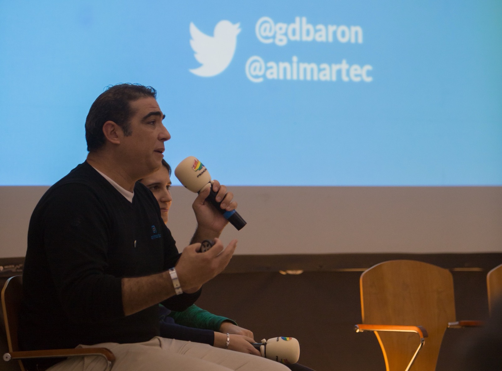 Gustavo Barón participando con micrófono en una jornada de YouWin